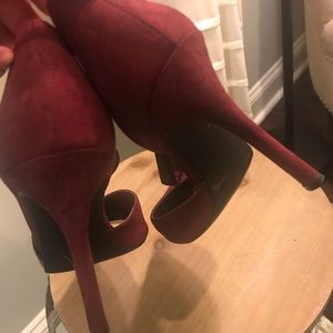 BCBG maroon suede and leather pump